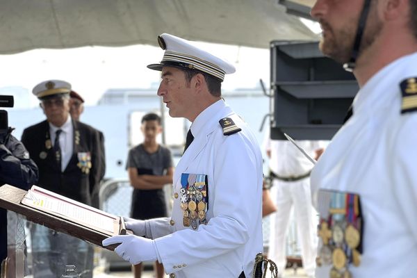Installation du commandant Drouelle à bord de la frégate Vendémiaire, le 17 juillet, à Nouméa.