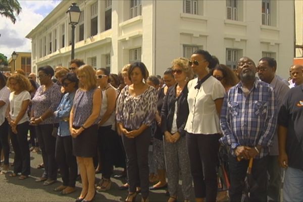 A la Préfecture, soixante secondes de silence pour penser aux victimes des attentats de Paris du 13 novembre. 