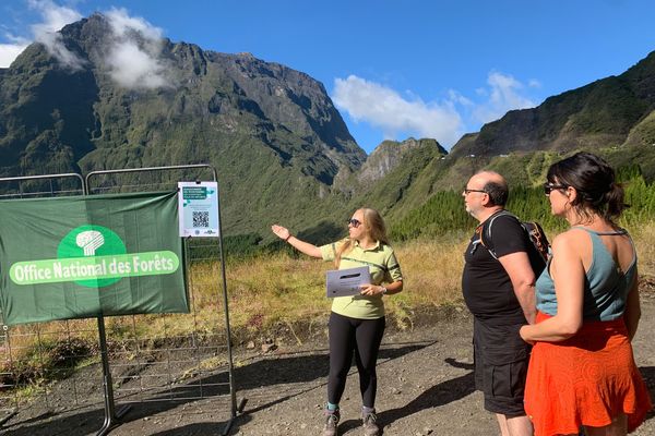 Au Col des Boeufs, l'ONF et le PGHM mobilisés pour rappeler aux randonneurs les bons gestes avant de partir sur les sentiers