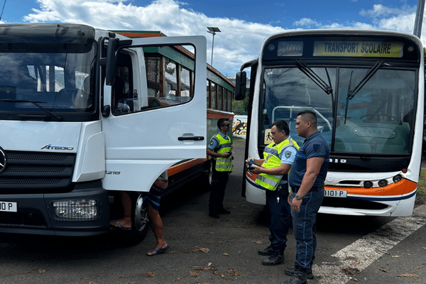 Les force de l'ordre procèdent à des contrôles sur les chauffeurs de bus.