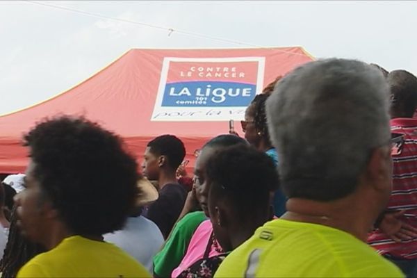 Le public pendant l'une des opérations d'Octobre Rose (15 octobre 2017 sur la plage de Fort-de-France)