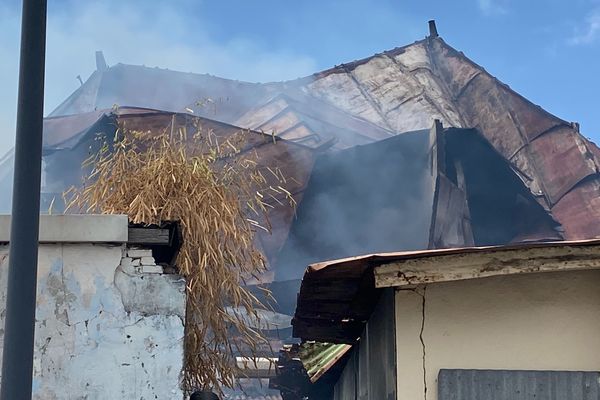 Saint-Denis : une case abandonnée en proie aux flammes en centre-ville