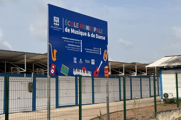 L’École Municipale de Musique et de Danse de Saint-Laurent-du-Maroni, désormais fermée jusqu’au 3 février, suite à un braquage à main armée ayant visé le personnel administratif.