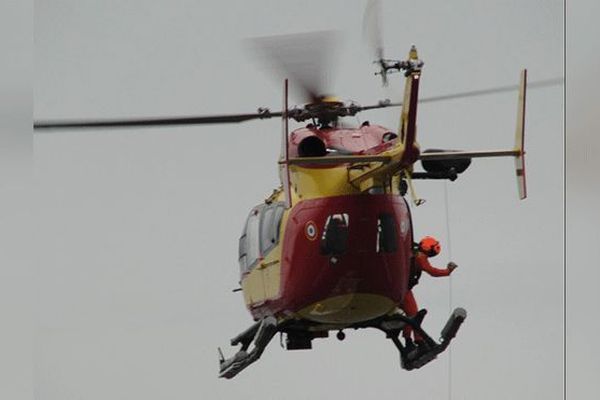 Sauvetage d’un homme à la mer dans le canal des Saintes, samedi 13 avril 2019, avec le concours de l’hélicoptère de la sécurité civile Dragon971