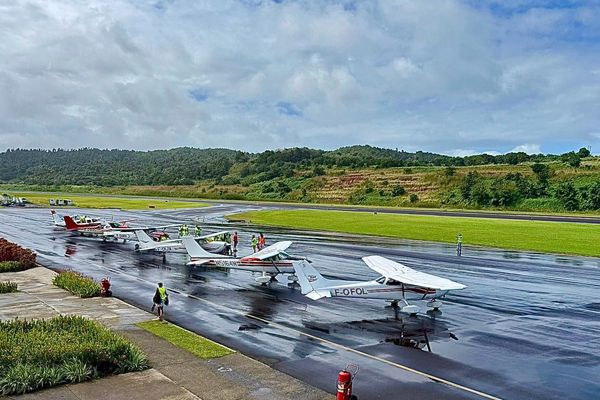 Les avions sur le tarmac de l'aéroport de la Dominique quelques heures avant de décoller pour la Martinique et la Guadeloupe.