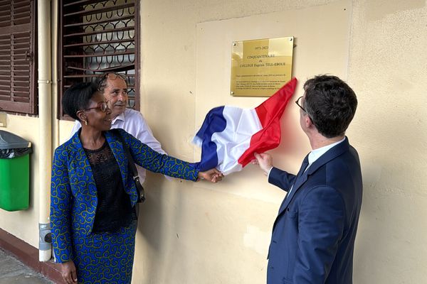 Découverte de la plaque commémorative du cinquantenaire du collège Eugénie Tell-Éboué en présence de Phillipe Dulbecco Recteur de Guyane