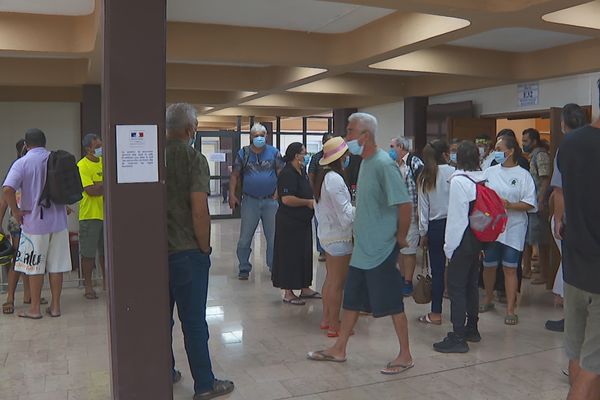 A la sortie de l'audience, de nombreux habitants de Moorea étaient présents pour manifester leur soutien aux administrateurs des pages Facebook.