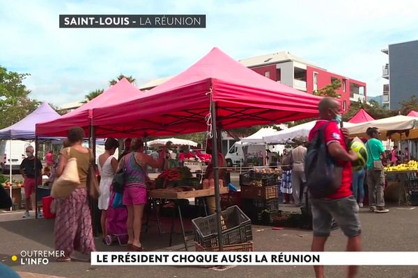 Réactions au marché de Saint-Louis de La Réunion après les propos polémiques d'Emmanuel Macron sur les non-vaccinés