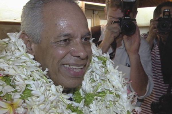 Victorin Lurel lors de sa première visite officielle en Polynésie en janvier 2013. Arrivée à l'aéroport de Papeete.