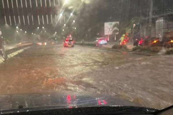 Après les forts orages de cette nuit, le tunnel de Punaauia a été inondé.