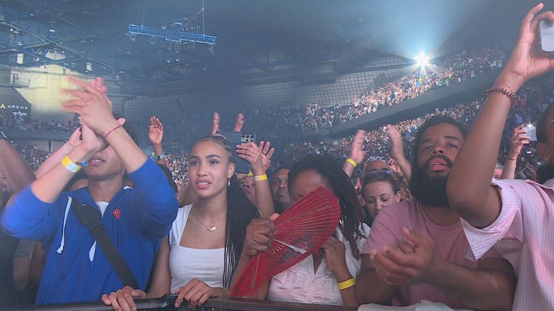 Kassaf fans pay tribute to Jacob de Vallieu at Paris concert