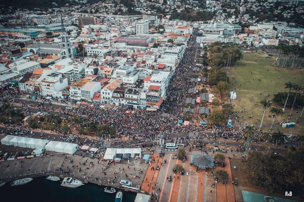 Le bord de mer de Fort-de-France lors du Mercredi des cendres du carnaval 2020.