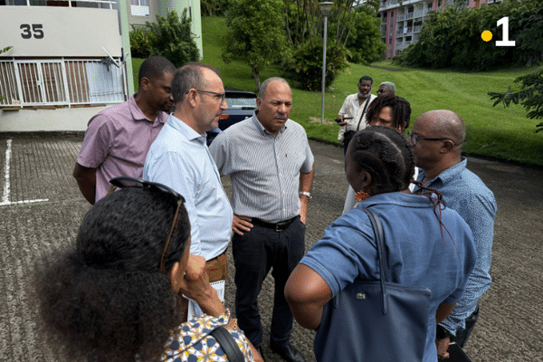 Une rencontre entre le maire du Lamentin (au centre), le représentant d'Ozanam et les habitants de la cité Acajou nord au Lamentin où un homicide a eu lieu.