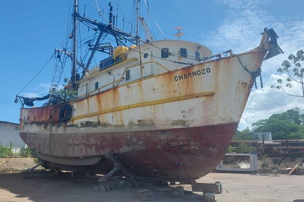 Le chalutier brésilien "Charmozo" placé en cale sèche au port du Larivot, à Matoury