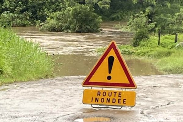 Avec le passage d'une dépresison faible, il a fallu faire avec la présence d'eau sur les routes.