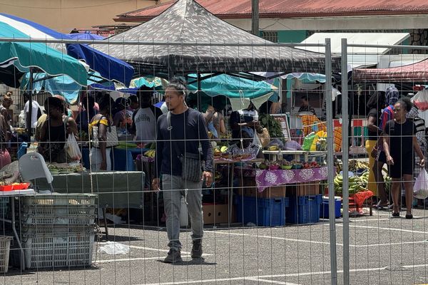 Dans les allées animées du marché de Saint-Laurent-du-Maroni, l’insécurité s’impose comme sujet de discussion principal, avec des avis partagés mais souvent engagés.