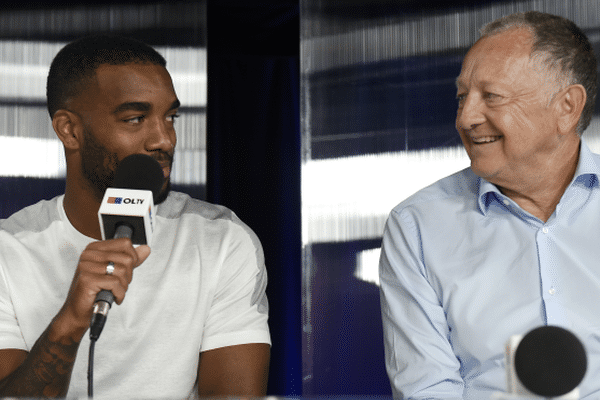 Alexandre Lacazette et Jean-Michel Aulas, le 8 août 2015.