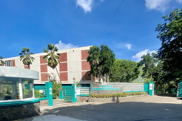 Entrée de l'Hôtel La Batelière à Schœlcher en Martinique.