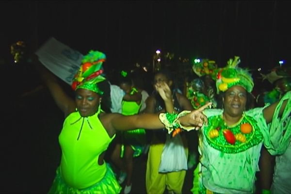 carnaval groupe à pied