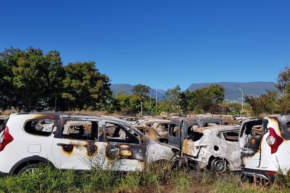 Incendie A L Aeroport De Gillot Une Centaine De Voitures De Location Brul