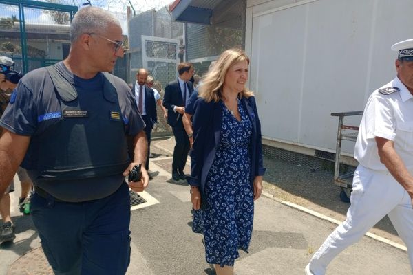 Après une rencontre du monde économique, Yaël Braun-Pivet s'est rendue au centre pénitentiaire, à Nouméa.