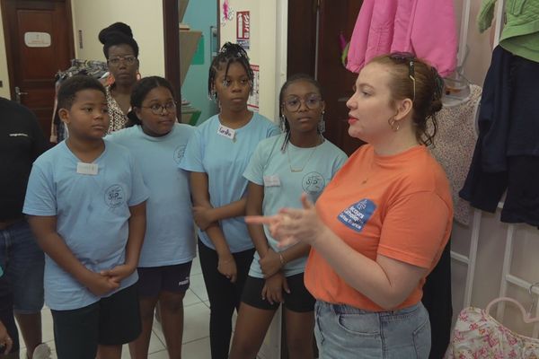 Des collégiens de Matoury prêtent main forte à "Top timoun", la boutique solidaire du secours catholique à Cayenne.