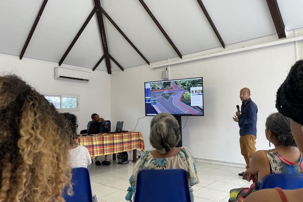 Les riverains découvrent le carrefour qui sera installé à l'intersection de la rue Paul Ophion et de la Route de Raban pour rejoindre la route de Baduel. Présenté par Lionel Ramlall, directeur de l'aménagement urbain et construction à la mairie de Cayenne.