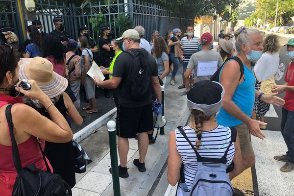 Devant Malartic. « Libérez Jean Luc, 75 ans » pour non port du masque à la manif