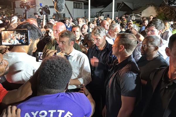 Emmanuel Macron lors d'une rencontre avec les habitants de Petite-Terre, à Pamandzi