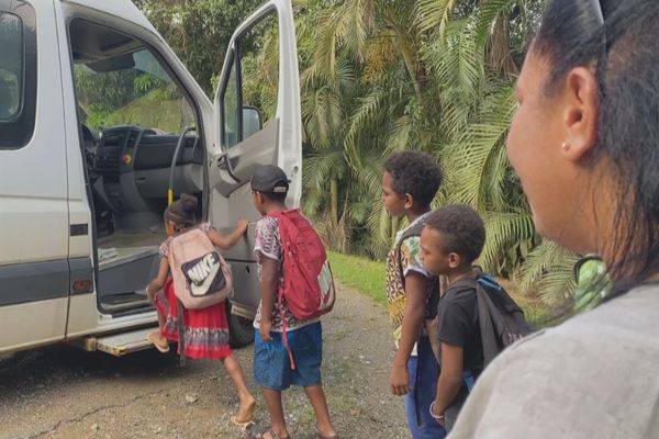 A Koné, les parents s'organisent pour que les enfants ne soient pas coupés de l'école.