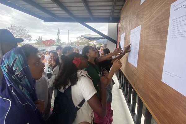 Les élèves ont fait la queue sous la pluie pour découvrir leurs résultats au baccalauréat, ce 11 décembre 2024, au lycée Lapérouse, à Nouméa.