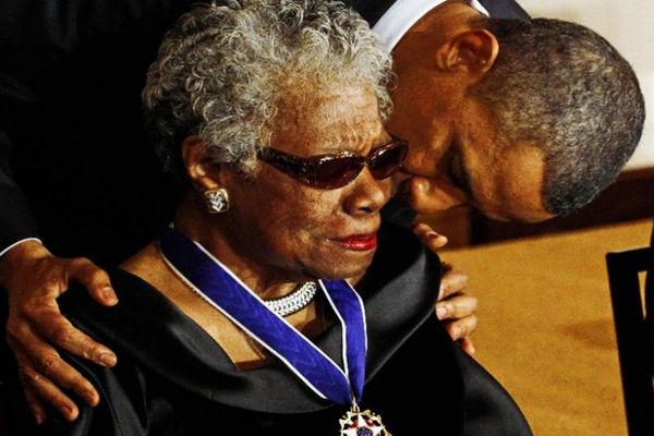 Barack Obama remet en février 2011 la Médaille présidentielle de la liberté à Maya Angelou