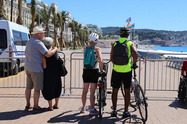 Richard et sa femme de dos sur la Promenade des Anglais à Nice