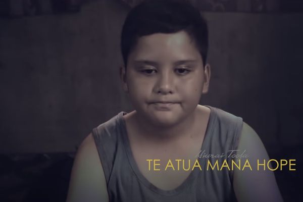 "Te Atua Manahope" de Hiurai Toofa 