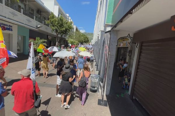 Peu de commerçants ouverts au passage du cortège ce 7 février.