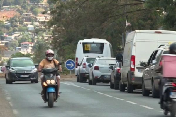 voiture, embouteillage , scooter 