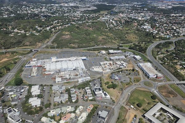 A Dumbéa, le centre commercial Kenu-In et les enseignes alentours ont été ravagées lors des émeutes de mai 2024. vue aérienne Koutio. 26 août 2024.