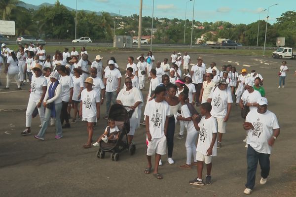 Du bourg jusqu'à Saint-Jean, plus de 400 personnes s'étaient réunies pour dire stop à la violence.