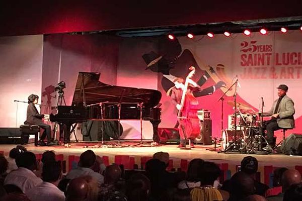 Le jeune prodigue indonésien de jazz âgé de 13 ans Joey Alexander (le 5 mai),