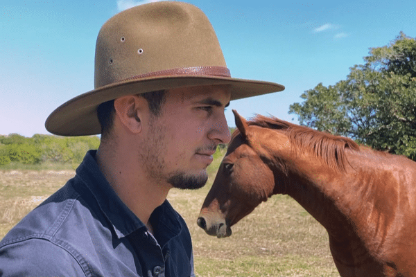 Le rodeoman Theo Devaud et l'un de ses chevaux.