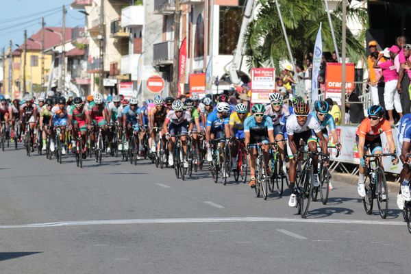 Le peloton à l'oeuvre sur les derniers tours de circuit en 2017 à Cayenne