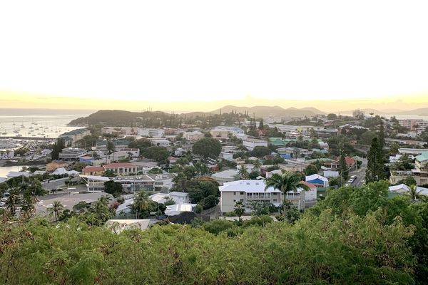 Coucher de soleil sur Nouméa vu du mont Vénus.