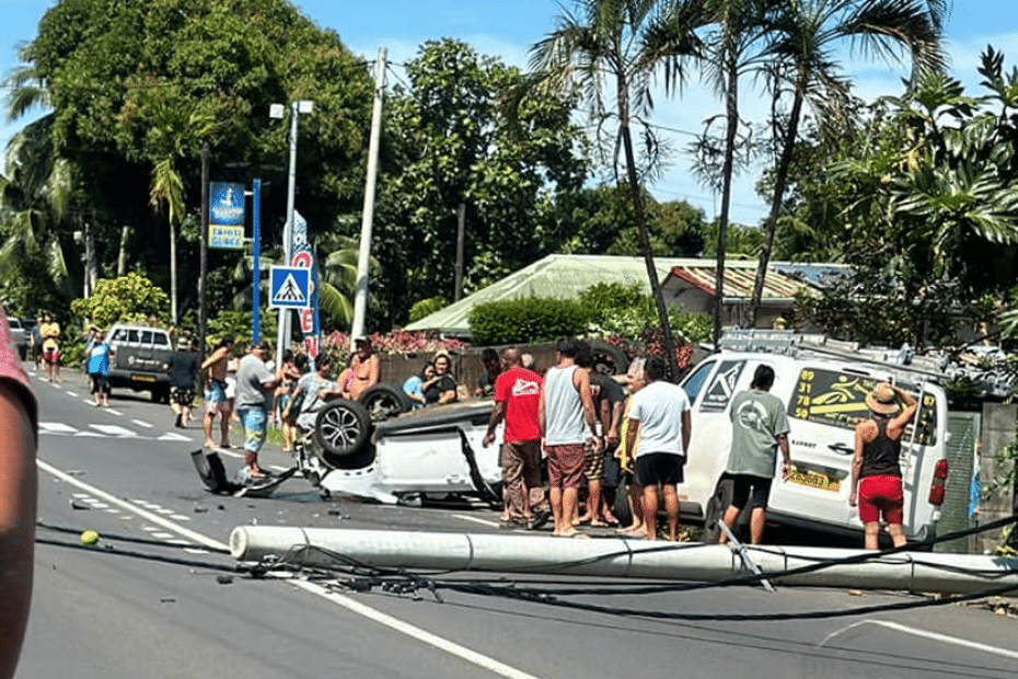 Accident in Papara: a car overturned on the road