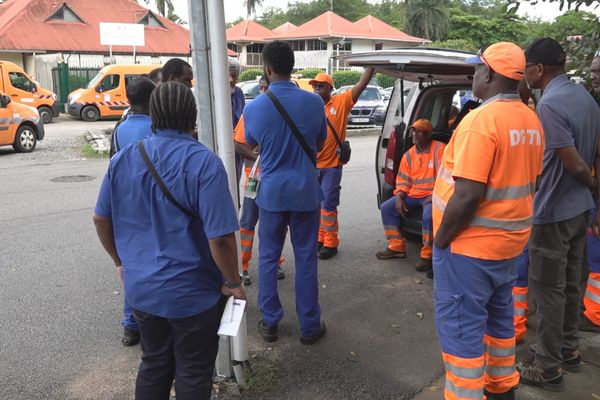 Les employés de la DGTM en débrayage ce matin devant l’accès au vieux port de Cayenne, au centre administratif de la Guyane