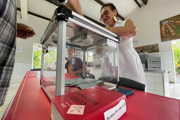 A Dumbéa comme ailleurs, les électeurs calédoniens se sont présentés au compte-goutte dans les bureaux de vote.