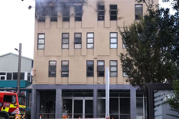 Les dégâts provoqués par l'incendie de l'hôtel Loafers Lodge, à Wellington, en Nouvelle-Zélande, le 16 mai 2023.