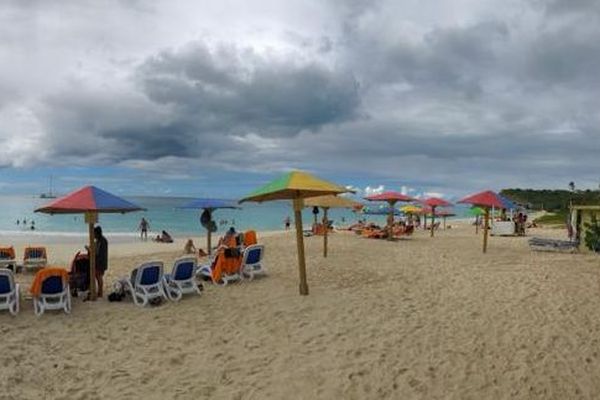 L'une des plages d'Antigua prise d'assaut par les touristes. 