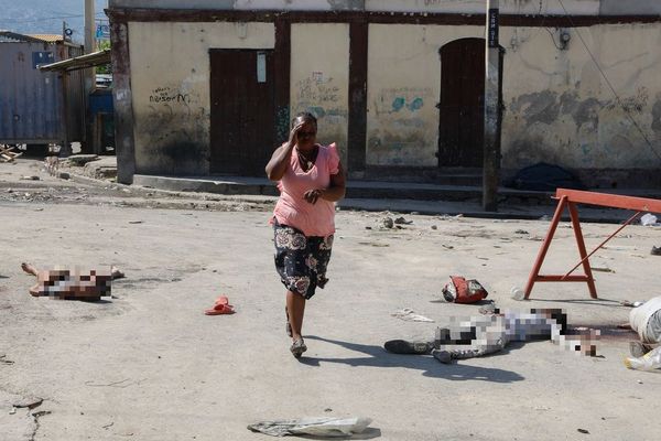 Une femme passant entre les corps de prisonniers à l'extérieur de la prison de Port-au-Prince, 3 mars 2024