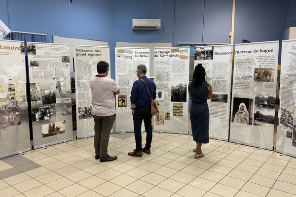 Les visiteurs contemplent les panneaux retraçant le parcours et les travaux d’Albert Londres.