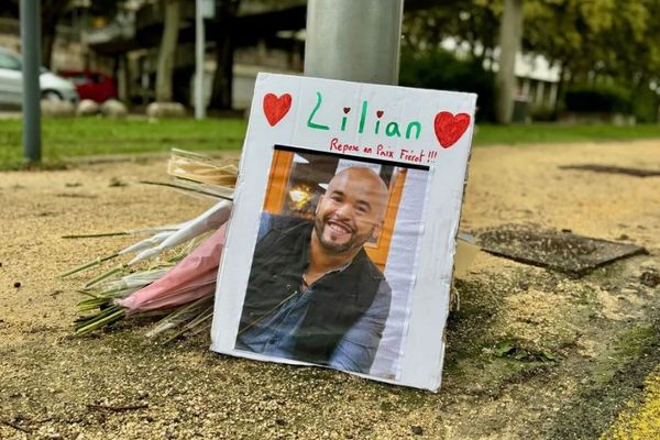 Des fleurs et une photo à l'endroit où Lilian Dejean s'est fait tuer, à Grenoble, le 8 décembre 2024.